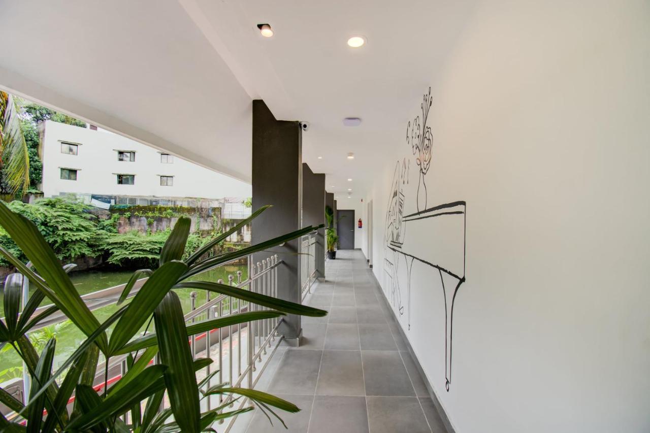Отель Oyo Townhouse 061 Gcda Kakkanad Signal Коччи Экстерьер фото
